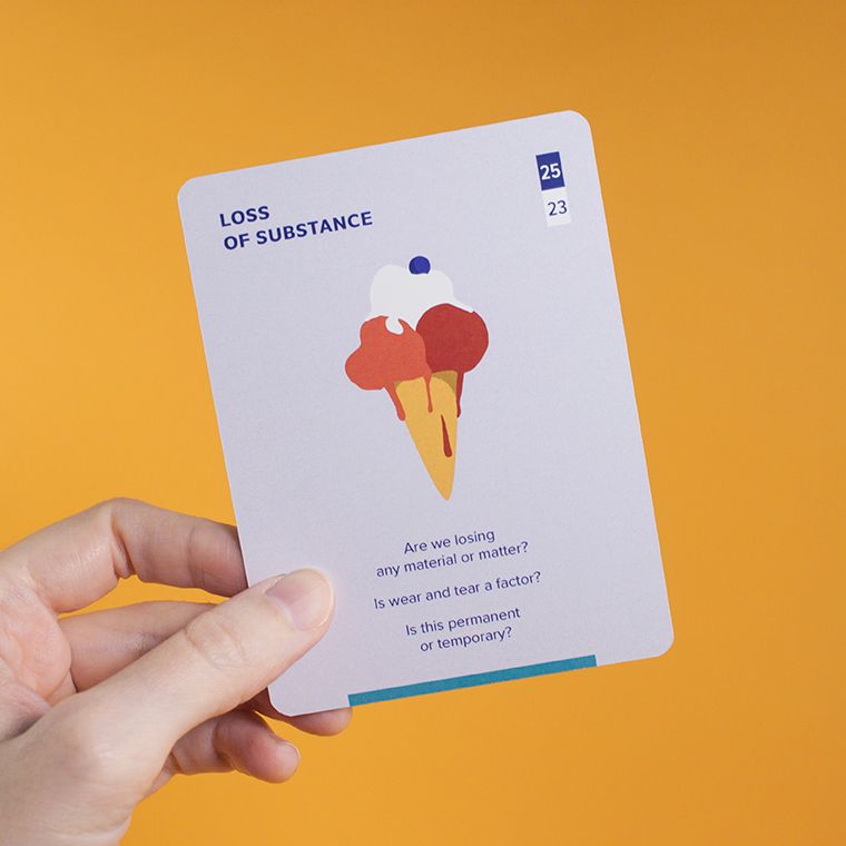 Hand holding the card “Loss of substance”